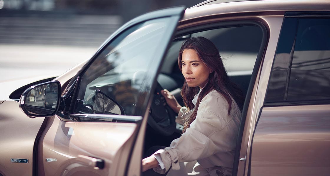 woman closing nexo 2019 door